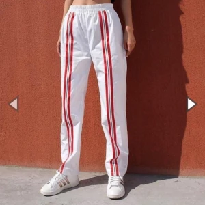  - Söta byxor med snygga detaljer. Helt ny, prislappen är kvar