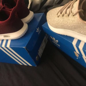  - Adidas Skor storlek 40 , helt nya och oanvända. Kommer med förpackning. Säljer 2 för 1000kr