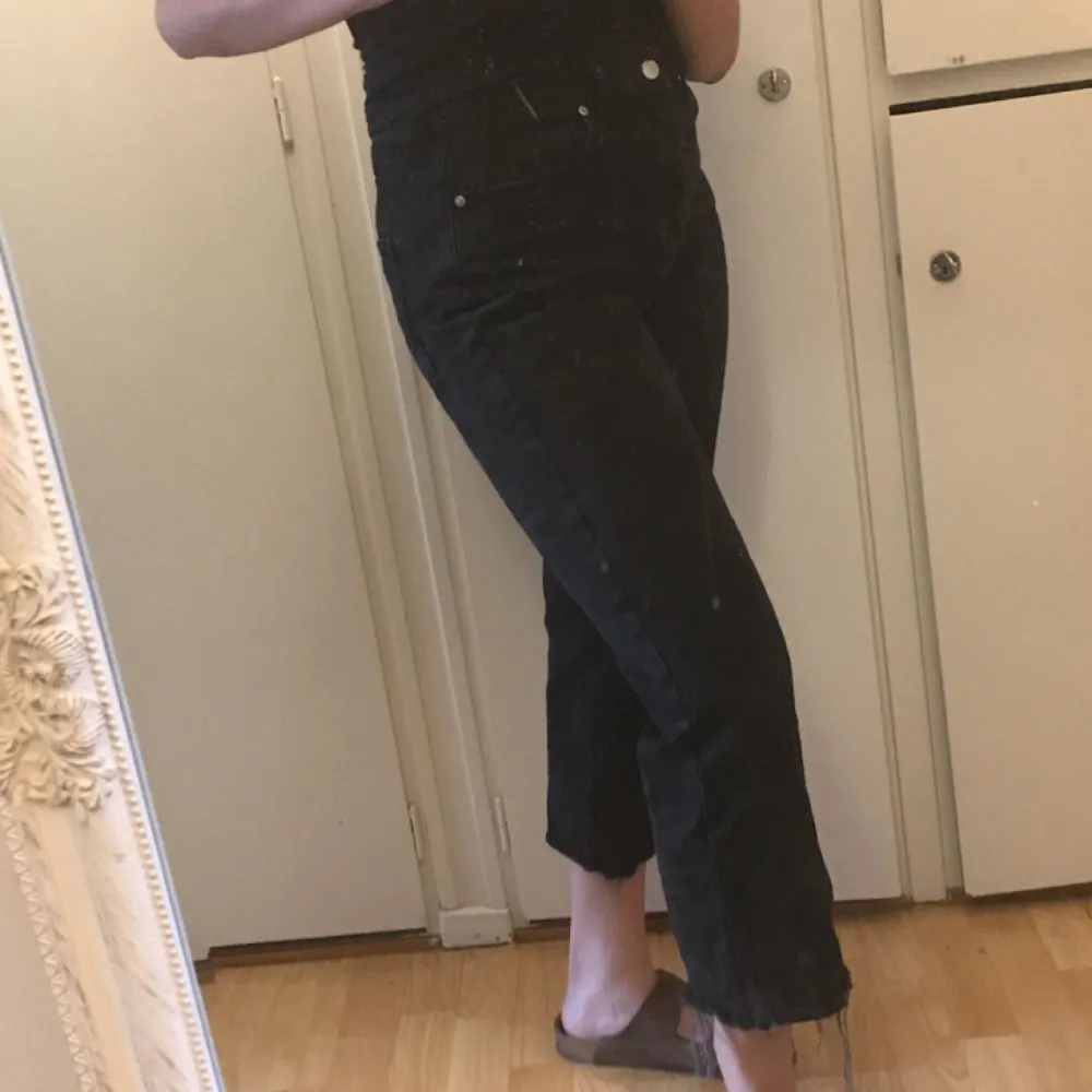 Svarta jeans från weekday. Strl 30 i midjan och 32 i längd ursprungligen men kortare eftersom jag klippt dem. Går till ovanför ankeln på mig som är 167 cm. Jeans & Byxor.