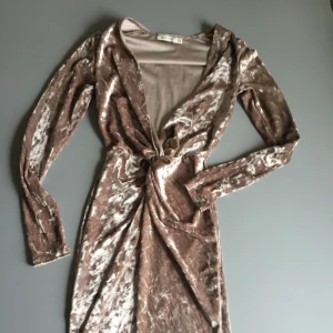  - Djupt urringad superfin sammetsklänning  aldrig anvönd pga fel storlek. Frakt inräknat i priset.  Perfekt till midsommar