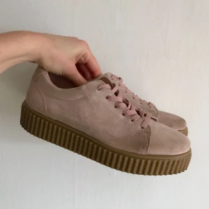  - Ett par ljusrosa mocka-sneakers från Asos i storlek 39. Använda max 5 gånger.