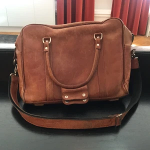  - Väl använd datorväska från Royal Republic i brunt läder 