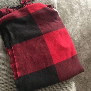  - Halsduk från GAP i superlent tyg. Aldrig använd. 