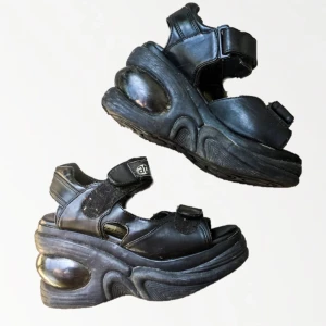  - Sjukt balla 90tals platåer 💛 Små 37or, lite lite för små för mig som är en klassisk 37a. Finns i Kärrtorp eller fraktas :)