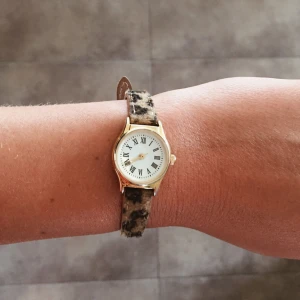  - Supersnygg klocka köpt på Urban Outfitters för flera år sedan. Tyvärr fungerar inte klockan men går säkert att byta batteri(?). Jag använder den för att den är snygg, inte för att kolla klockan🤩 bra skick! Frakt ingår i priset