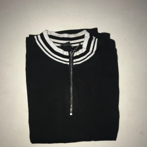  - T-shirt från Monki i bra skick. Passar s-m