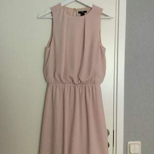 Ljusrosa somrig klänning från HM. Stl. 36. Knappt använd.