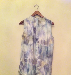 Vackert vår print på sidenblus. Den är lite längre baktill. Använd en gång. Tiger of Sweden - Vackert vår print på sidenblus. Den är lite längre baktill. Använd en gång. Tiger of Sweden