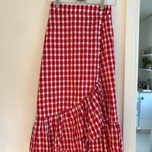  - Kjol från zara. Mycket fint skick. Möts upp i Sthlm eller skickar mot fraktkostnad.