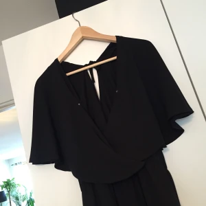  - Jumpsuit från Gina Tricot i storlek 38! Nästintill oanvänd. 