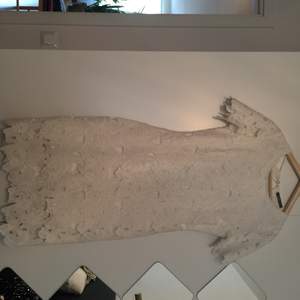 Vit klänning i storlek 38 från Gina Tricot säljes!