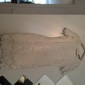  - Vit klänning i storlek 38 från Gina Tricot säljes!