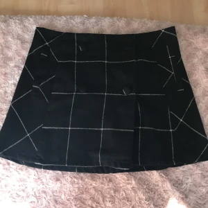  - Kjol från pull and bear, använd en gång fint skick. Köparen står för frakt , endast swish :)