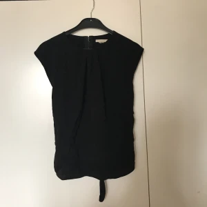  - Jättefin svart blus, lite tight och med en öppning i ryggen samt rosett i svanken! Riktigt fin! 😍👌🏼