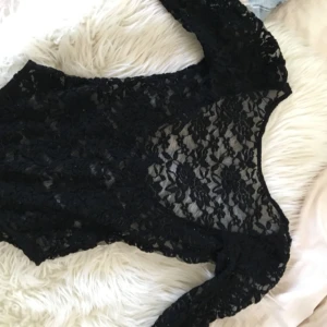  - Dö-snygg svart spetsbody med djup rygg!!