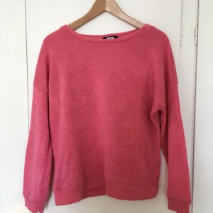  - Finstickad mjuk tröja! Nytt skick, endast använd ett fåtal gånger. Passar M, lite oversize på S! Köparen betalar ev fraktkostnad/möts i Sthlm! 