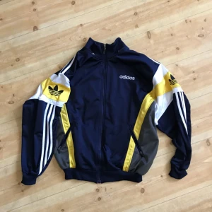  - Vintage adidas träningsjacka i trevligt skick. Kan hämtas i Uppsala eller skickad mot fraktkostnad 