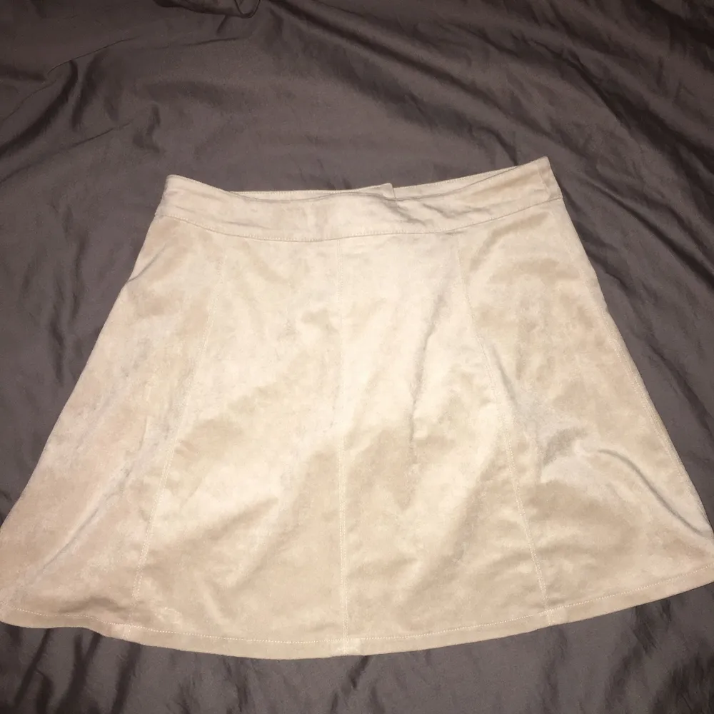 Fin suede kjol från Forever 21, som är stor i stoleken. Den är nästan aldrig använd och jag säljer pga fel storlek. (Jag har ingen aning varför bilderna blir suddiga, med vid intresse kan jag absolut skicka bättre bilder!). Kjolar.