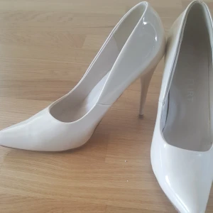  - Skor i nude  Klack ca 10cm  Använda 1 gång och säljes pga av för stora.    Kan skickas mot fraktkostnad 