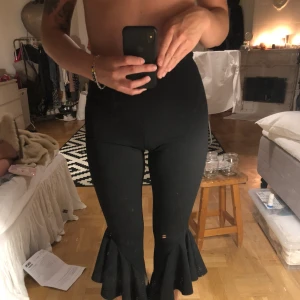  - Volangbyxor ifrån newlook. Använda en gång. Jag kan mötas upp i göteborg men även skicka, dock betalar köparen frakten. Kolla gärna in mina andra annonser 🌸