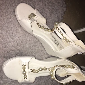  - Storlek 38 men dem är små i storleken så mer som en 37. Använd få gånger och de kan fraktas med extra kostnad.