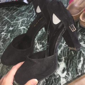  - Fina klackar använda en endaste gång. Är i nyskick efter jag borstat av dem lite! Nypris 500kr. Köparen står för frakt