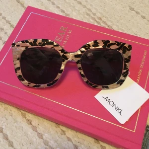  - Trendiga glajjor från Monki i nyskick. 