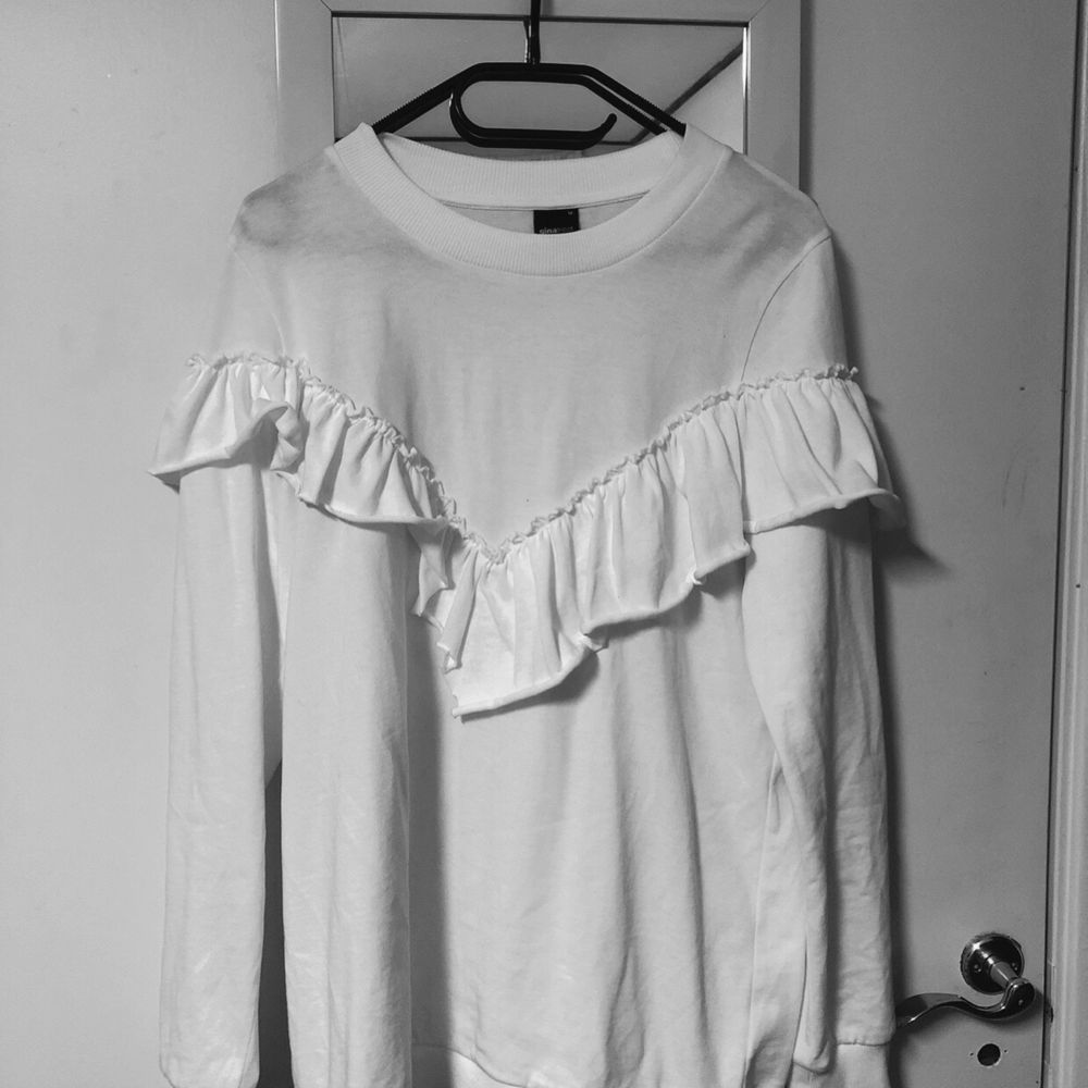 En tröja från ginatricot i storlek m :) Ansvarar inte för postens slarv. . Huvtröjor & Träningströjor.