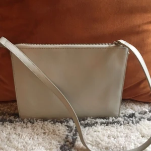  - Handväska från & other stories där axelbandet ”stänger och öppnar väskan” svårt att beskriva men hör av dig om du är intresserad så kan jag visa i bild! 🌟 