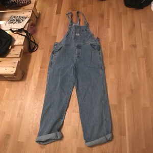 - Blue denim hängselbyxor. Osäker på den exakta storleken, tippar runt L/M men de är inte jättelånga. Frakt betalas av eventuell köpare.