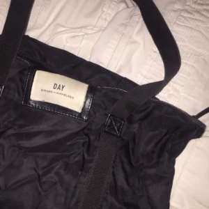  - Bjuder på frakt vid snabb affär. Day by Birger Mikkelsen väska, använd i ca 4 månader. Är lite smutsig på den vita lappen men går lätt att tvätta bort. Stor och rymlig att ha i skolan, laptop får plats. 