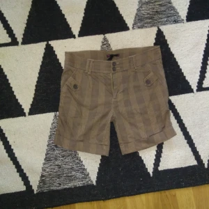  - Shorts i brittisk stil, köpta på Carlings. Väldigt lena. Blixtlås, två knappar fram, två framfickor, två/tre bakfickor, plats för skärp. Gratis frakt!