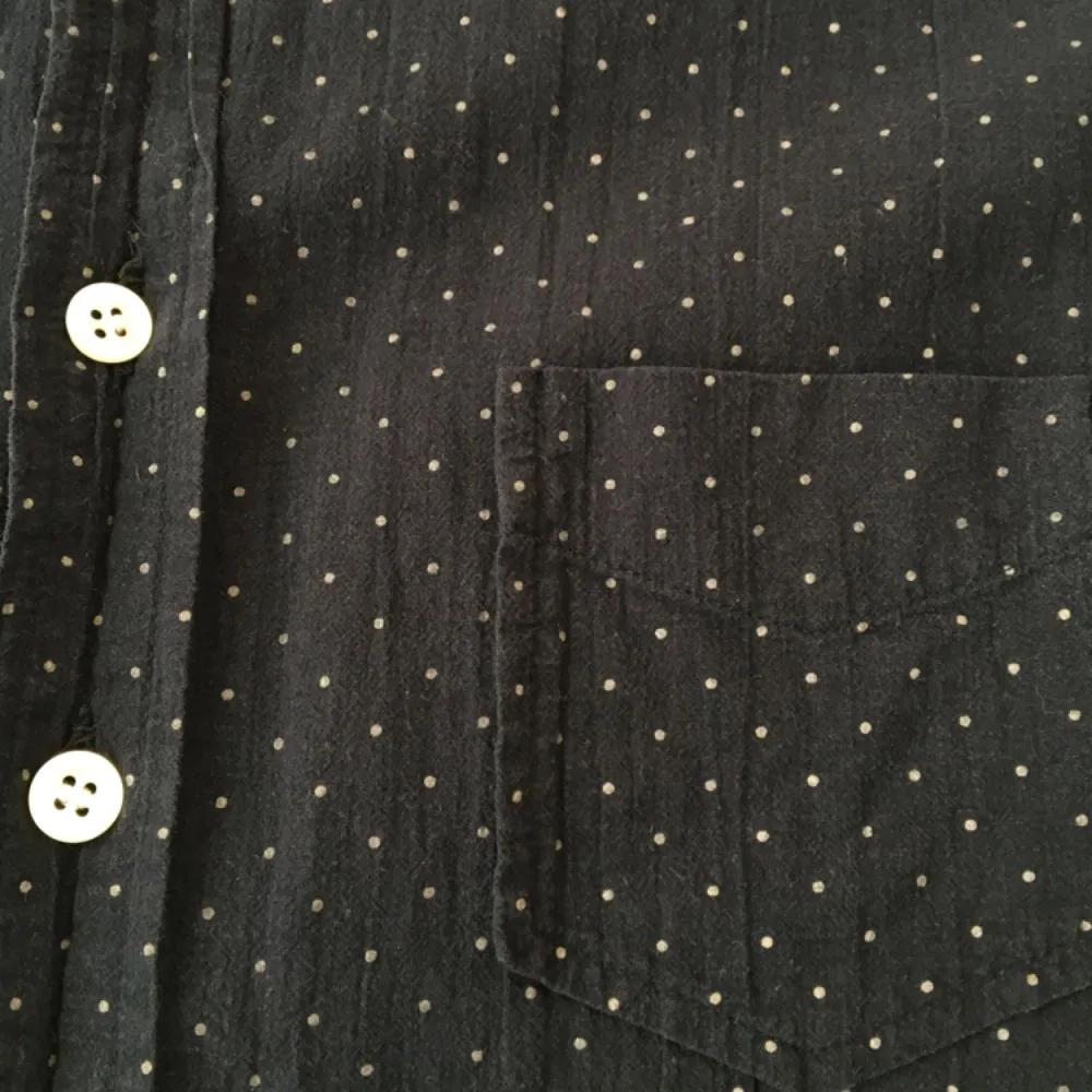 Mörkblå skjorta med prickar, köpt second hand. Står ingen storlek i men uppskattar att den är i storlek 36/S. . Skjortor.
