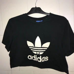  - Adidas magtröja, köpt avklippt från t-shirt store.