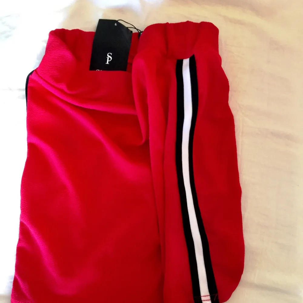 Snygg röd kjol från sisters point, aldrig använd, prislappen sitter kvar! Köparen står för frakt på 60kr. Kjolar.