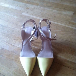  - Snygga somriga taxklackar i gult/beige med dubbla vristremmar