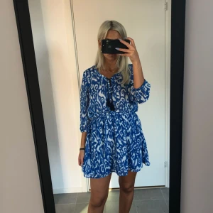  - Holly & White x Lindex. Aldrig använd. Så fin somrig klänning funkar lika bra på stranden som på stan eller till fest. 