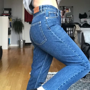  - Avklippta momjeans från monki. Är 1.60, är du längre finns det risk för att de blir korta. Använda ca 5 gånger. Möts upp i Stockholm annars tillkommer frakt!