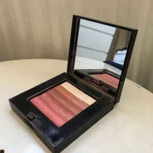  - Bobbi brown shimmer brick compact i färgen Rose. Superfin som highlighter. Sparsamt använd. 