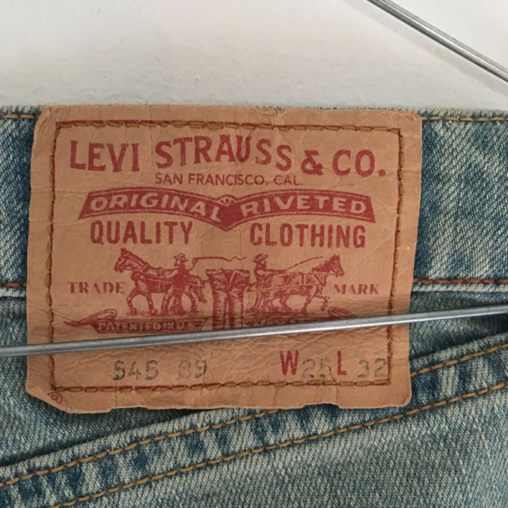 Levis jeans köpta här på Plick. Obs små i storleken!  Köparen står för frakt annars möts jag upp i Helsingborg . Jeans & Byxor.