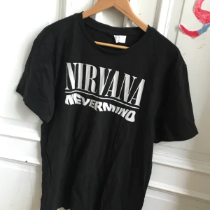  - Nirvana T-shirt i trevligt second hand skick 