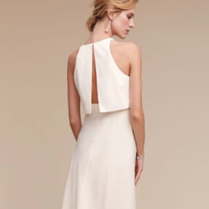  - Oanvänd klänning med taggar kvar, storlek 36-38, går även att sy ut/in.  Finns att prova i slussen, Stockholm eller kan skickas med posten