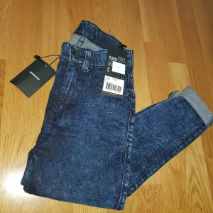  - Jätte fina byxor i storlek S  Inte använda som ni ser så finns prislappen på  De har bara varit i garderoben utan användning 