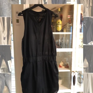  - Jumpsuit med basketfeeling, mkt litet använd. Har katt, fraktar mot kostnad.