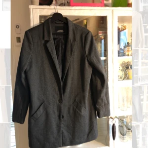  - Kavaj med tweedfeeling men utan sticks, oversizehållet, passar även medium. Finns byxor i samma tyg, i mina annonser.  Har katt, fraktar även mot kostnad.