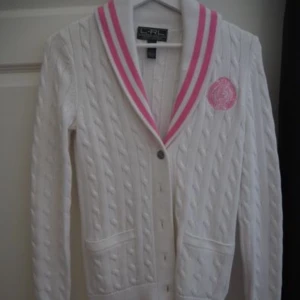  - VAD: Kabelstickad kofta tröja från Ralph Lauren. STORLEK: XS SKICK: NY!