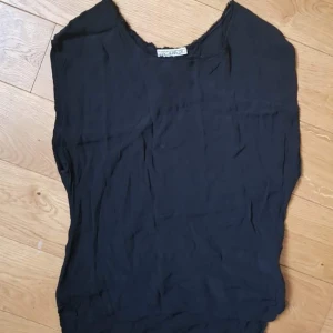  - Svart topp från House of Dagmar. Storlek 38. 100% viscose. 