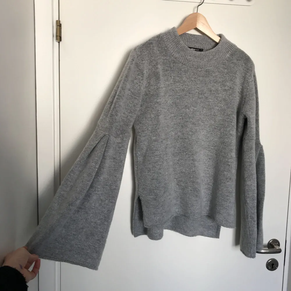 Fin stickad tröja med bell sleeves i grått från Gina tricot. I nyskick då den endast använts vid ett enstaka tillfälle. Möts upp i Stockholm, eller så står köparen för frakten🌸. Stickat.