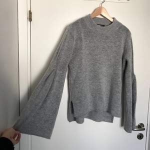 Fin stickad tröja med bell sleeves i grått från Gina tricot. I nyskick då den endast använts vid ett enstaka tillfälle. Möts upp i Stockholm, eller så står köparen för frakten🌸