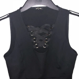  - Svart crop top från river island 🕶✨